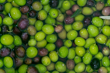 Primer plano de aceitunas en remojo 