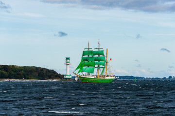 Herbstliche Impressionen aus Schleswig-Holstein im Oktober. Ein Segelschiff passiert den Leuchtturm...