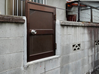 住宅の勝手口の小さなドア