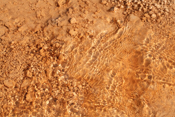 Underwater mineral with brown rock.