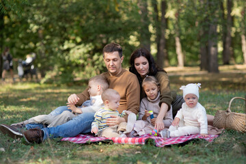Fototapeta premium Family with four children