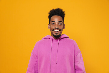 Obraz premium Excited african american guy smiling and looking at camera