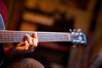 Guitare acoustique - main homme jouant - instrument de musique
