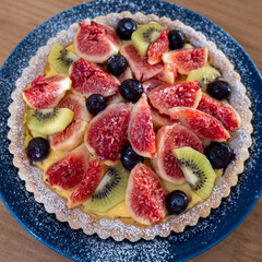 机に置かれたいちじくの手作りタルト