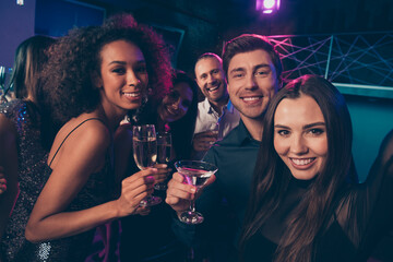 Photo portrait of girl taking selfie with friends at party drinking together champagne cocktails