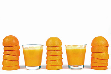Orangensaft und Orangenschalen