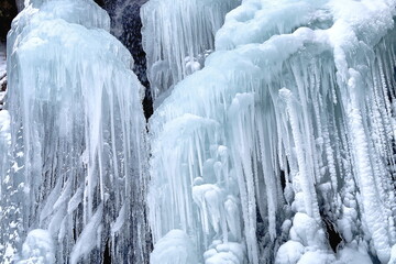 氷瀑の中に無数ある細い氷柱群