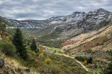 Fototapeta na wymiar Landscape panorama of Serra da Estrela Natural Park, vegetation with autumn colors mountains with snow - Manteigas PORTUGAL