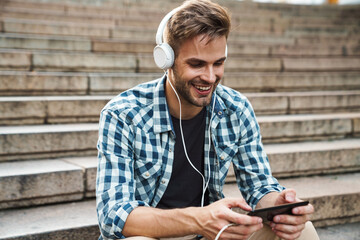 Obraz premium Handsome happy man video chatting on the phone
