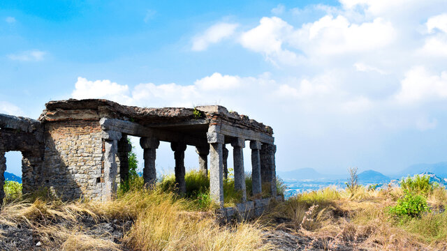 gingee fort top distroyed building 
