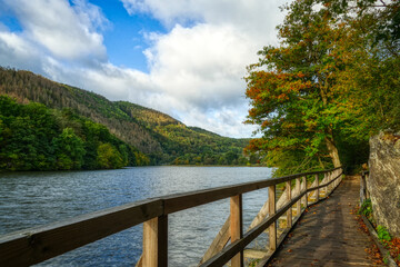 Panorama-Holzsteg  am Rur-Staubecken in der Eifel