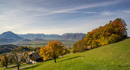 Herbst in Vorarlberg oberhalb von Fraxern mit Blick auf das Rheintal und die Schweiz.