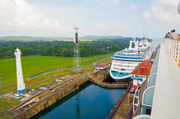 Princess Kreuzfahrtschiff Island Princess passiert Schleuse in Panamakanal - Princess cruiseship or...