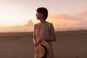 Fototapeta premium 海辺を歩く女性