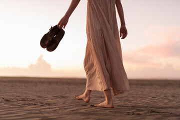 海辺を歩く女性