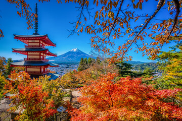 Obraz premium The Chureito Pagoda and Arakura Sengen Shrine, a Shinto shrine in Yamanashi Prefecture, Japan, close to Mount Fuji, seen here in autumn.