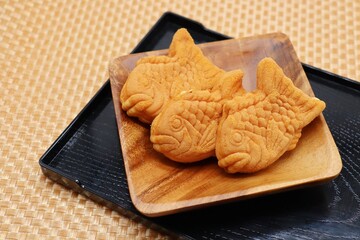 木製の皿に盛られた3匹のたい焼き