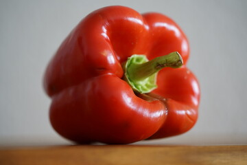 rote Paprika auf einem Küchenbrett