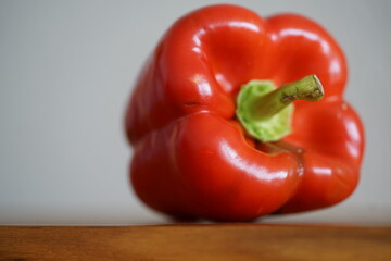 rote Paprika auf einem Küchenbrett