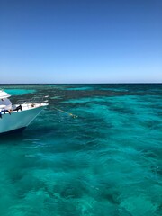 Mitten im Roten Meer umgeben von Riffen
