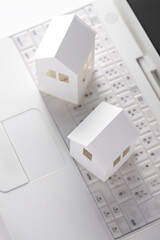パソコンと紙で作った家