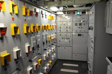 salle de contrôle électricité sous-marin nucléaire