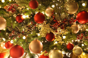 Obraz na płótnie Canvas Illuminated christmas tree with balls and decorations, useful as a greeting gift card template 