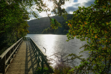 Fototapeta premium Blick auf das Rur-Staubecken und den Panorama-Wanderweg in der Eifel