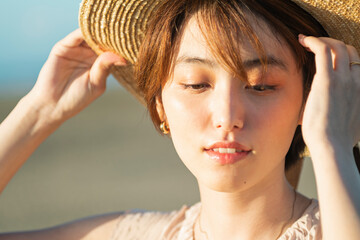 浜辺を歩く女性