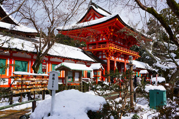 雪の上賀茂神社の楼門