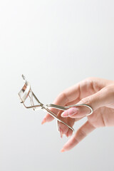 ビューラーを持つ女性