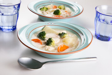 クリームシチューとグラスに入れた水