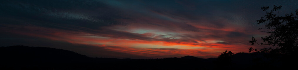 Obraz premium The panorama of the sky at sunset in the dark 