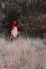 seseión cuento modelo caperucita roja saliendo del bosque