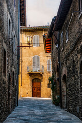 Eine Gasse von San Gimignano in der Toskana, Italien