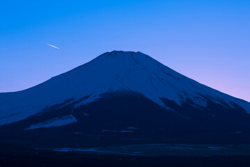 Fototapeta na wymiar 山中湖からの富士山の夕暮れ