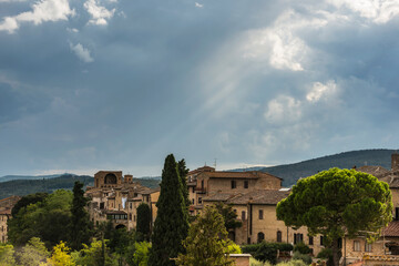 Fototapeta na wymiar Häuser am Stadtrand von San Gimignano in der Toskana, Italien