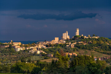 Fototapeta na wymiar San Gimignano vor Gewitterhimmel in der Toskana, Italien