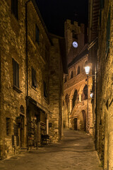 Gasse in Suvereto in der Toskana bei Nacht , Italien