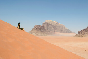 Fototapeta na wymiar Mujer joven en el desierto