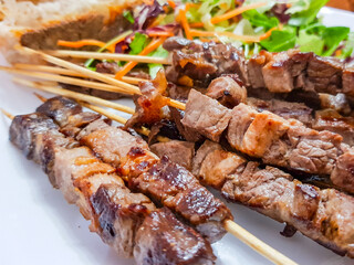 Arrosticini di carne con insalata e pane