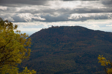 Obraz premium Blick in die herbstlichen Vogesen vom chateau Frankenbourg