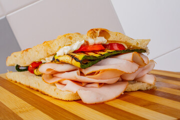 Focaccia ligure ripiena di tacchino, zucchine grigliate, pomodori e formaggio