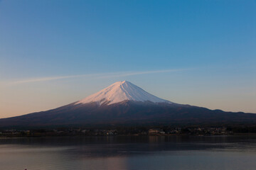 Fototapeta premium 河口湖より見る夜明けの富士山