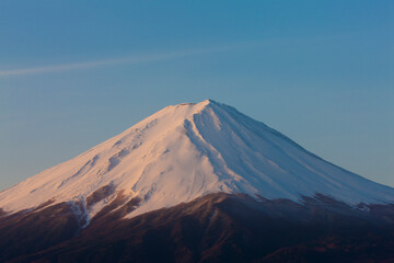 Fototapeta premium 河口湖より見る夜明けの富士山