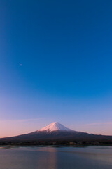 Fototapeta na wymiar 河口湖より見る夜明けの富士山
