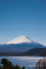本栖湖から見る富士山