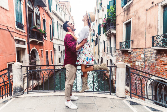 Fototapeta Couple of tourists having a romantic weekend in Venice.