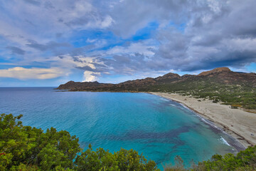Panoramablick auf den Strand von Ostriconi und die Wüste des Agriates auf Korsika in der Nähe von Ile Rousse. Einer der schönsten Strande Korsikas, Frankreich