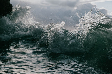 Obraz premium Wave patterns created when crashing 